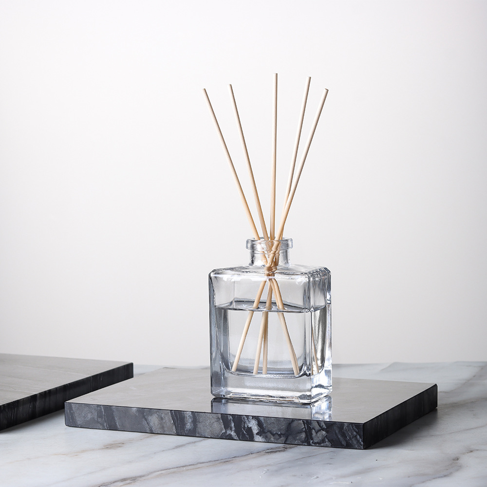 Nowoczesna, prosta, kwadratowa – Home Fragrance Japan recenzja i cena